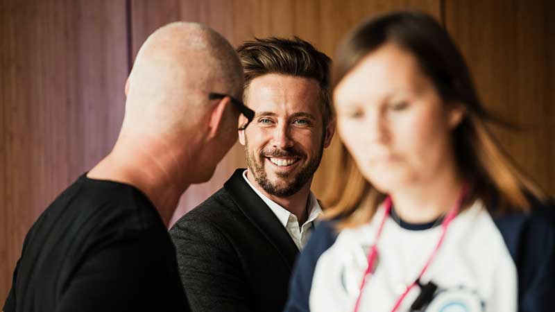 Felix Thönnessen unterhält sich auf Events