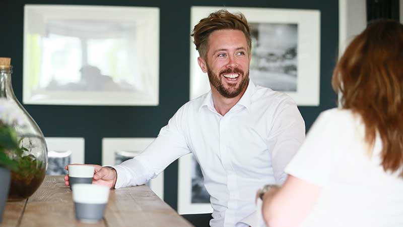 Outside of the box thinking Felix Thönnessen spricht mit Mitarbeitern und Kunden