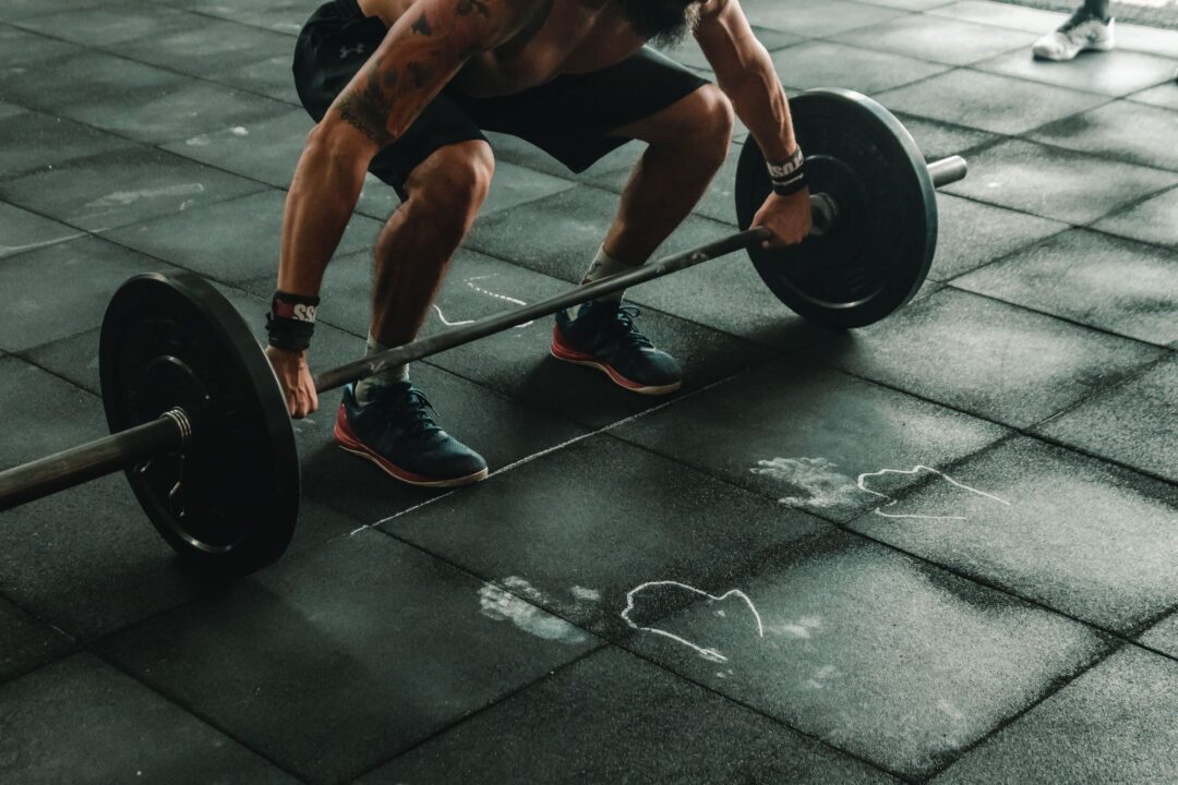 Stress abbauen mit Sport Hanteln heben